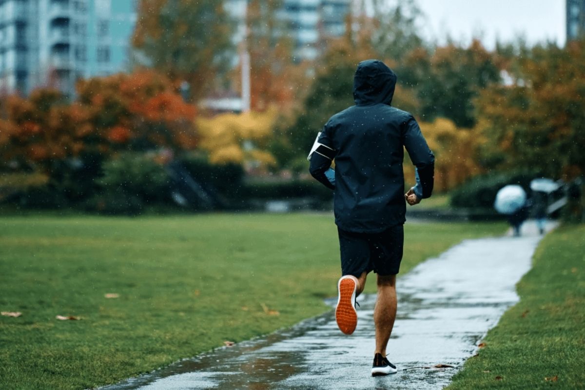 tập thể dục - mùa mưa - rèn luyện sức khỏe - tập luyện - lối sống lành mạnh - luxuo 1