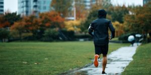 Tập thể dục mùa mưa: Giữ nhịp vận động, duy trì sức khỏe bền vững