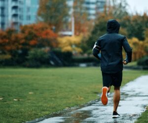 tập thể dục - mùa mưa - rèn luyện sức khỏe - tập luyện - lối sống lành mạnh - luxuo banner