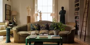 Sơn mài: Vẻ đẹp bóng sâu của một nghệ thuật cổ xưa trong không gian đương đại