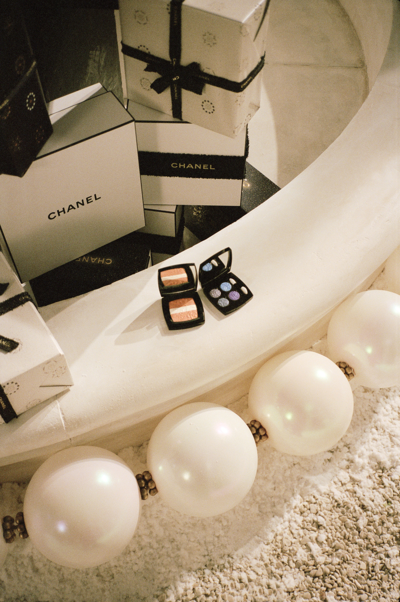 Chanel - winter constellation - bộ sưu tập mùa lễ hội - holiday 2025 makeup collection - luxuo 13