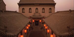 Kiến trúc qua màn ảnh rộng: Đèn lồng đỏ treo cao – Tường xám, lụa đỏ và thân phận