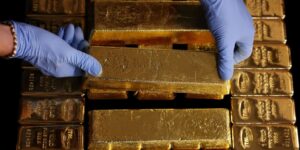 Vàng trong cơn sốt săn người tài