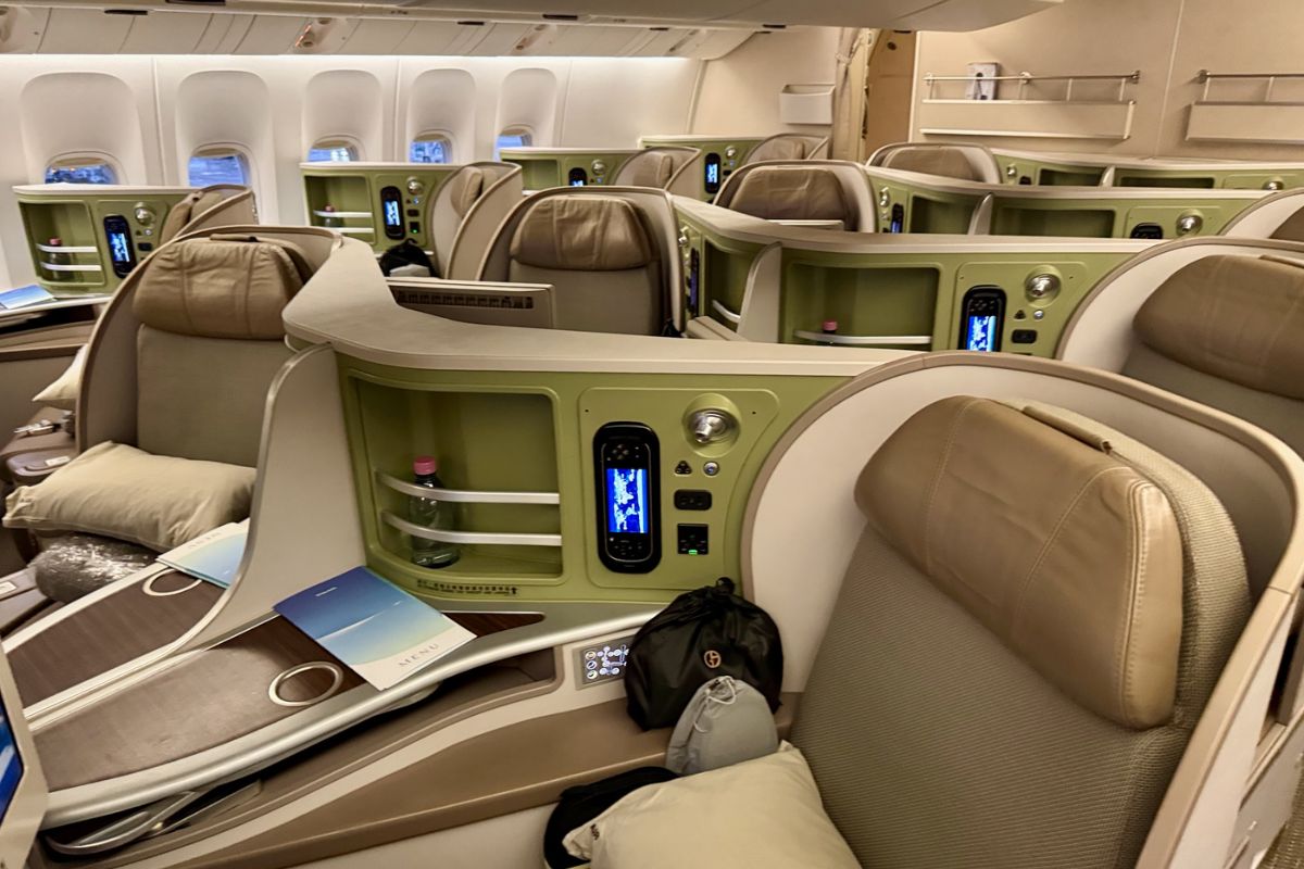 ghế hạng thương gia - khoang thương gia - dịch vụ hàng không cao cấp - trải nghiệm bay sang trọng - luxuo 15