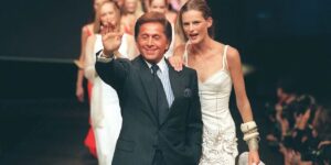Tạm biệt Valentino Garavani – nhìn lại dấu ấn đỏ của một huyền thoại thời trang