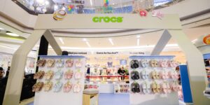 Cách “pha chế” sắc màu mùa hè đúng điệu theo phong cách Crocs