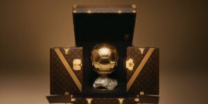 Hai chiếc rương của Louis Vuitton sẵn sàng cho Quả bóng Vàng 2026